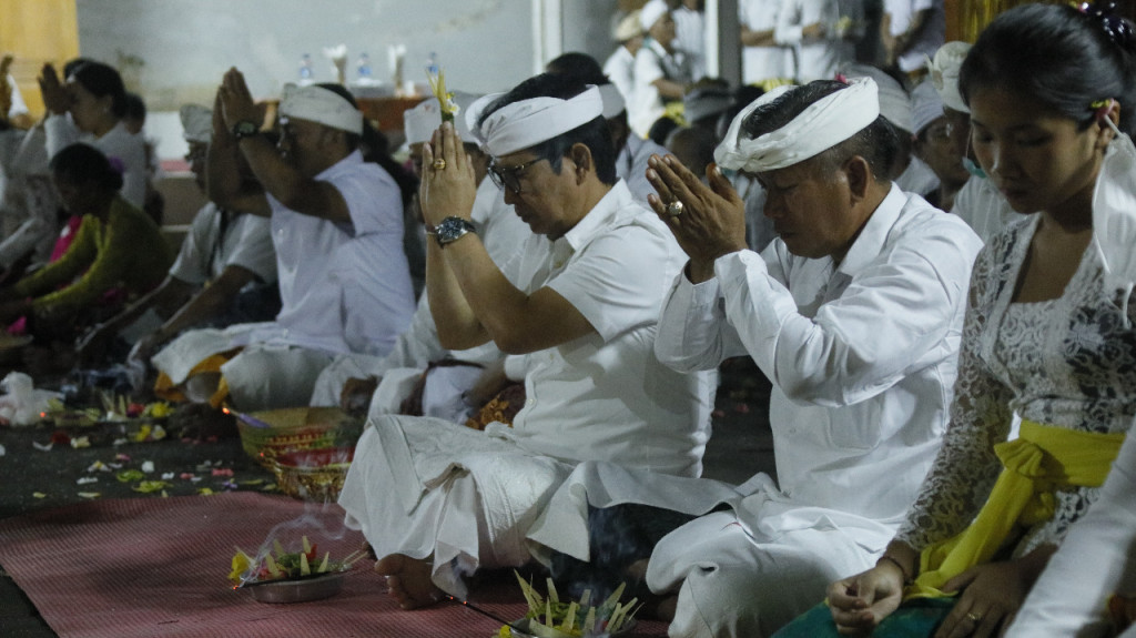 Sekda Adi Arnawa Sembahyang Bersama di Pura Mas Murub Desa Sedang, Abiansemal